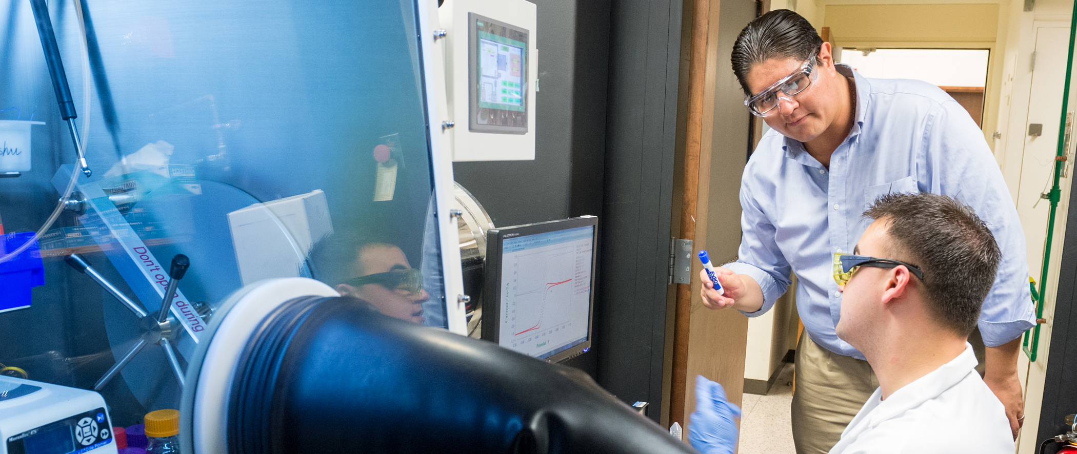 Professor Joaquín Rodríguez-López talking to student in lab